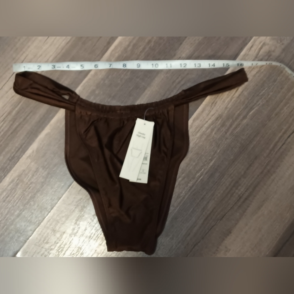 𝑪𝒉𝒆𝒆𝒌𝒚 𝑯𝒊𝒈𝒉 𝑳𝒆𝒈 𝑩𝒓𝒐𝒘𝒏 𝑩𝒊𝒌𝒊𝒏𝒊 𝑩𝒐𝒕𝒕𝒐𝒎𝒔 - Picture 8 of 10